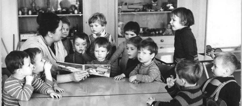 Zentralbild Kruger krue-zi 31.1.1966 Nicht nur zur Erntezeit.......sonder das ganze Jahr hindrucht steht den Einwohnern der Gemeinde Neu-Holland im Bezirk Potsdam dieser moderne Kindergarten zur Verfügung. 75 Kinder werden von 3 Kindergärtnerinnen und 2 technischen Kräften betreut. Hier liest Ruth Kerschke ein Märchen vor.