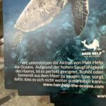 Das Bild zeigt eine schwimmende Meeresschildkröte in klarem, blauem Wasser. In der unteren rechten Ecke ist das Logo von "Hair Help the Oceans" abgebildet. Darunter befindet sich folgender Text: "Wir unterstützen die Aktion von Hair Help the Oceans. Aufgrund der hohen Saugfähigkeit des Haares, ist es perfekt geeignet, Rohöl oder Sonnenöl aus dem Meer zu saugen bzw. sorgt dafür, dass es sich nicht weiter ausbreiten kann. www.hair-help-the-oceans.com".