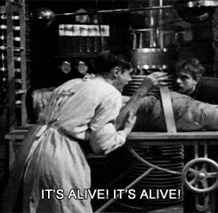 "It's alive!" Frankenstein belebt sein Monster - GIF aus dem klassischen Schwarzweiß-Film